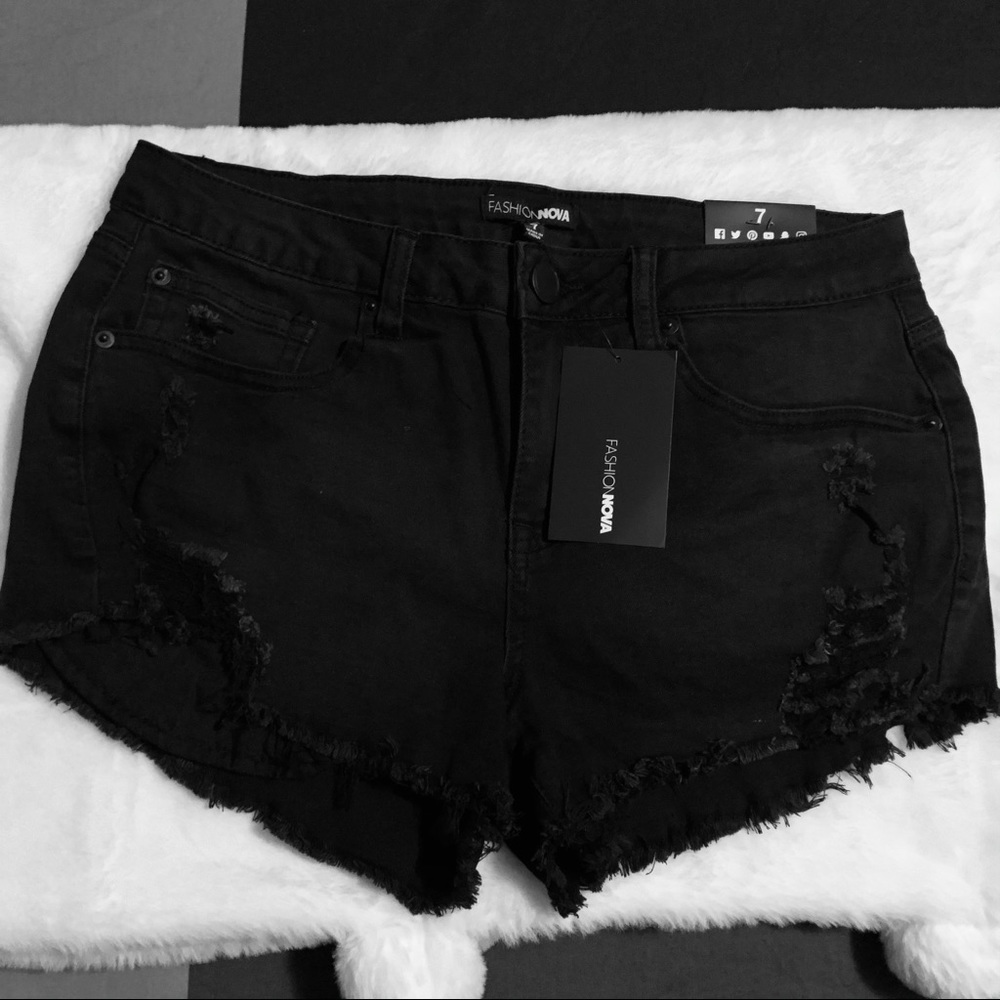 Black shorts - Picture 2 of 3